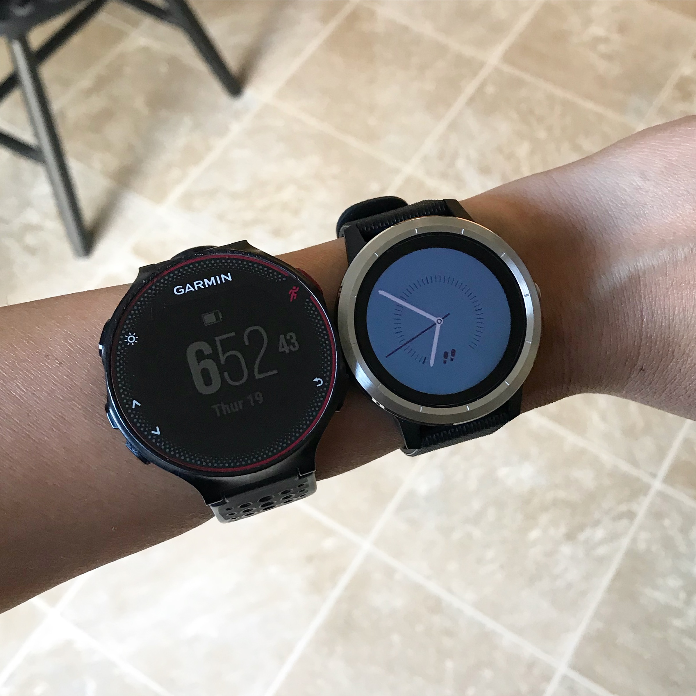 difference between garmin forerunner 235 and vivoactive 3